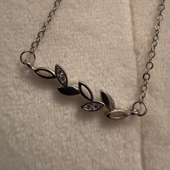 Silver Vine-Inspired Necklace with Leaf Details - Picture 1 of 3